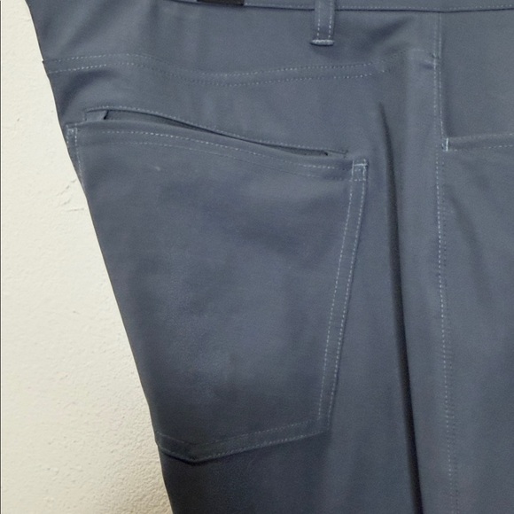 Vuori Men's The Rise The Shine Performance Pants - Charcoal Grey (V431) - Picture 3 of 11